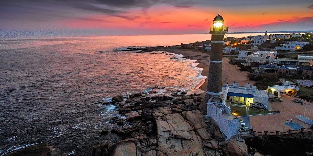 Costa e farol de José Ignacio ao entardecer, Maldonado, Uruguai